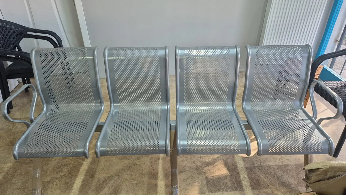 Dörtlü Metal Bekleme Koltuğu — Kolçaklı Döşemesiz Dörtlü kolçaklı döşemesiz delikli sac bekleme koltuğu — terminal, havaalanı, yüzme havuzu ve spor salonu bekleme alanları için dört kişilik kolay temizlenen metal bekleme koltuğu