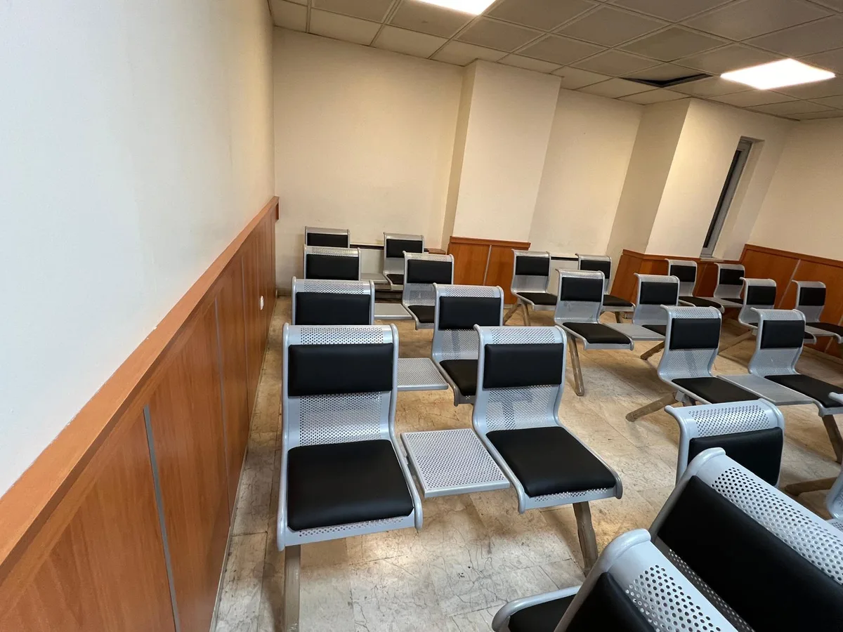 İkili Sehpalı Metal Bekleme Koltuğu — Döşemeli Kolçaksız İkili sehpalı metal bekleme koltuğu döşemeli kolçaksız — hastane ve poliklinik bekleme salonları için aralarında sehpa bulunan delikli sac bekleme koltuğu