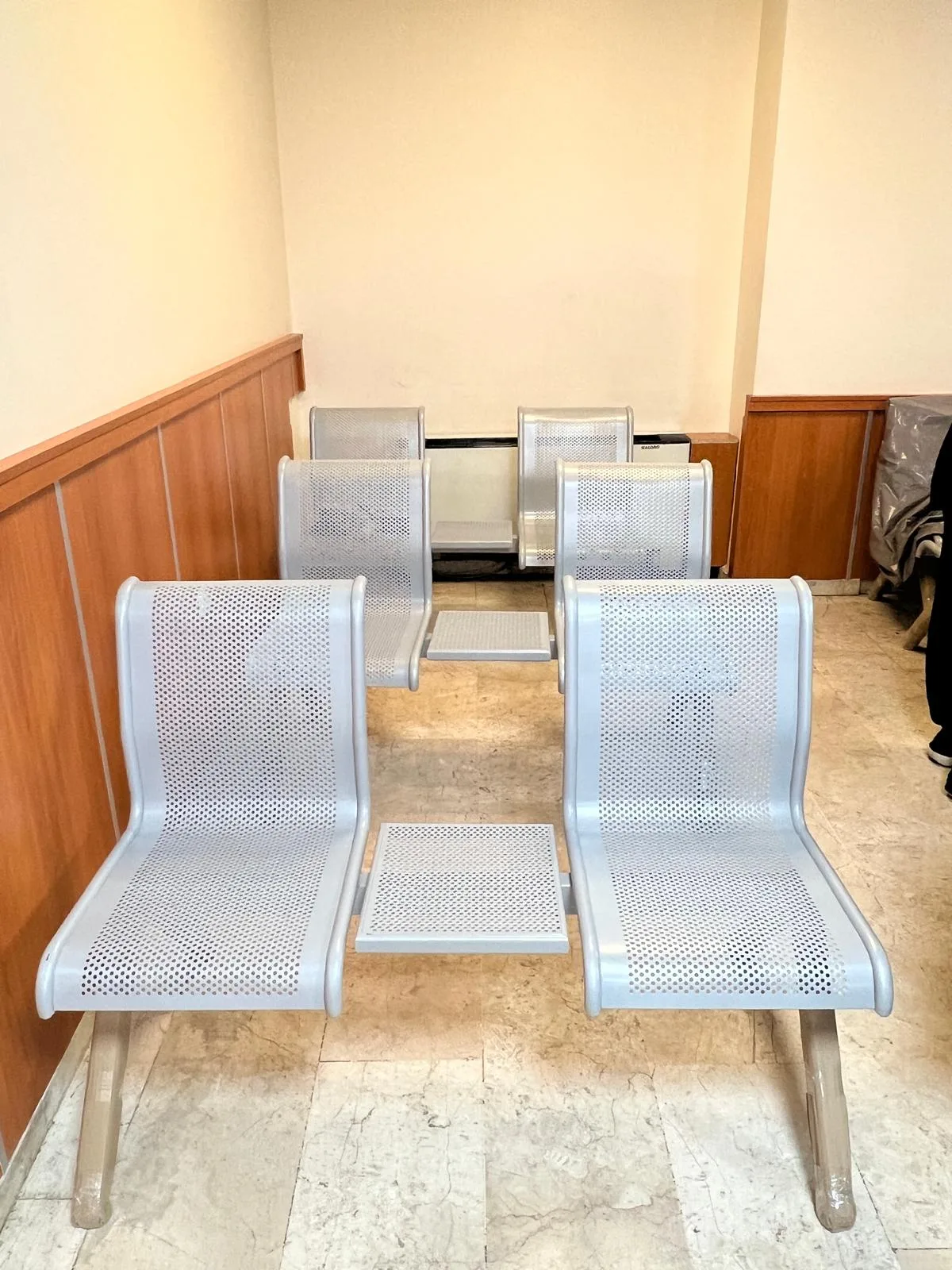 İkili Sehpalı Metal Bekleme Koltuğu — Kolçaksız Döşemesiz İkili sehpalı kolçaksız döşemesiz delikli sac bekleme koltuğu — hastane ve işyeri bekleme alanları için sehpalı kolay temizlenen metal bekleme koltuğu