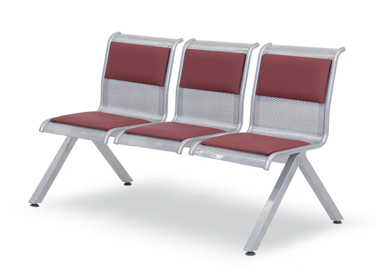 Üçlü Metal Bekleme Koltuğu — Döşemeli Kolçaksız Üçlü metal bekleme koltuğu döşemeli kolçaksız — hastane, okul, havaalanı ve terminal bekleme salonları için delikli sac üç kişilik sıralı bekleme koltuğu