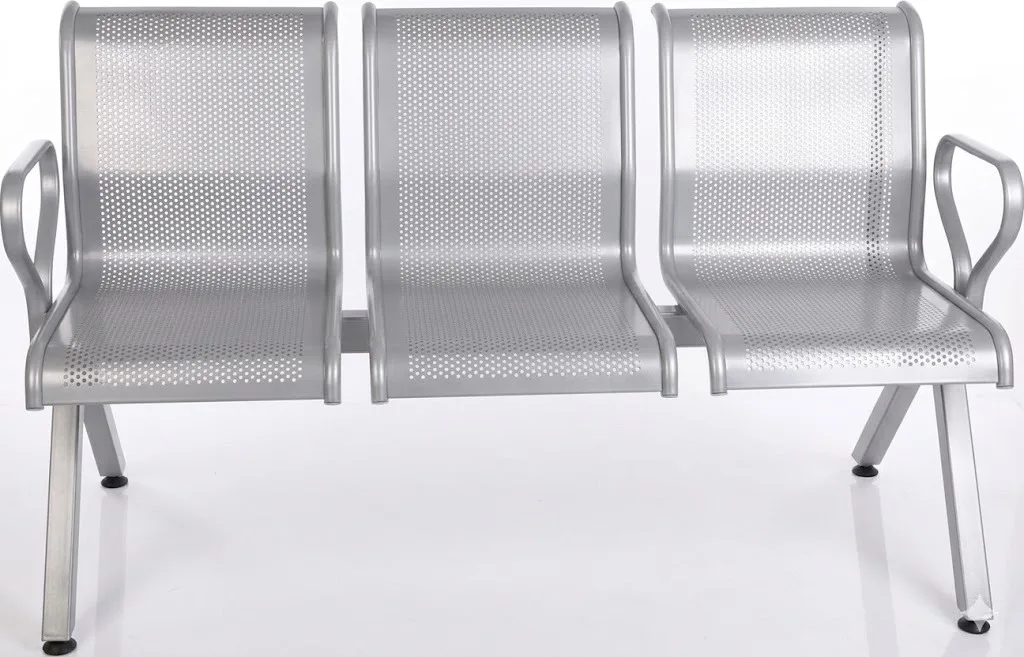 Üçlü Metal Bekleme Koltuğu — Kolçaklı Döşemesiz Üçlü kolçaklı döşemesiz delikli sac bekleme koltuğu — hastane, terminal, yüzme havuzu ve spor salonu bekleme alanları için kolçaklı kolay temizlenen metal bekleme koltuğu